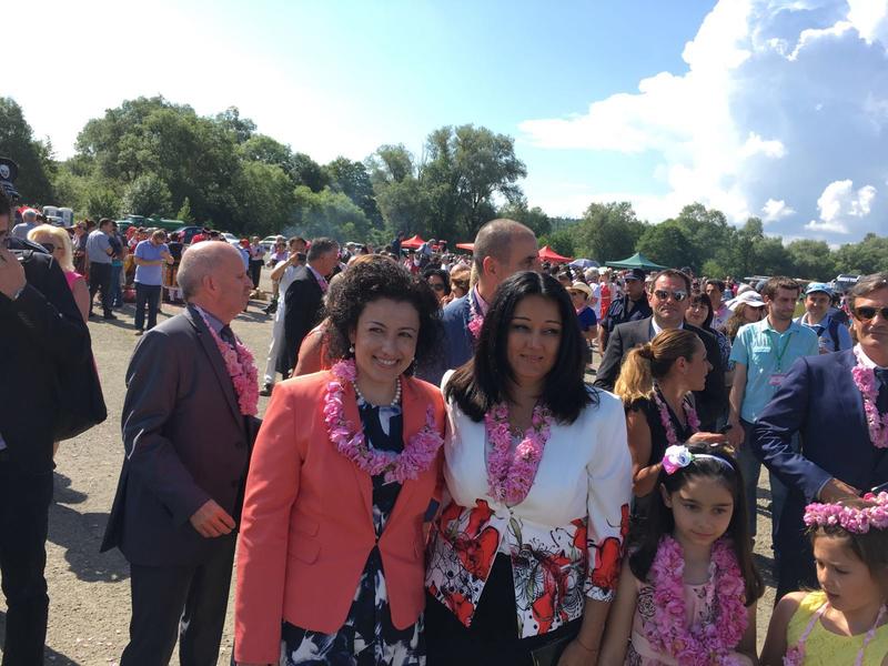  Министър Лиляна Павлова се включи в ритуала „розобер“ в розовите полетата край Казанлък  - 10