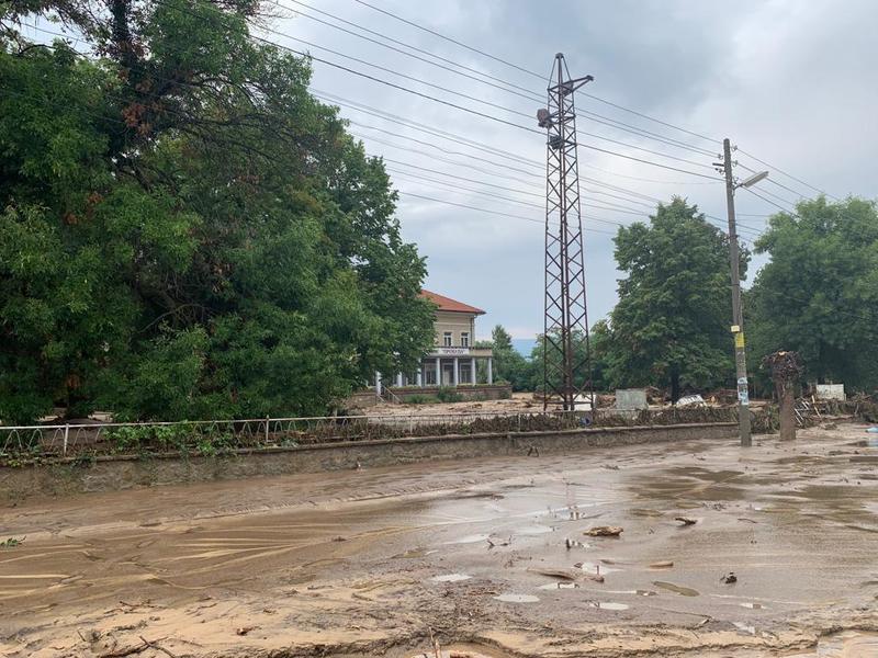 Министър Шишков: Регионалното министерство ще помогне на наводнените населени места в община Карлово - 15