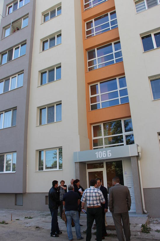 Заместник-министър Малина Крумова провери изпълнението на обновителните дейности по програмата за саниране по сгради в Перник и Бобов дол - 2