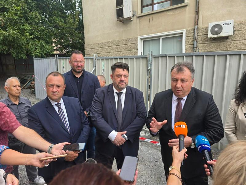 Minister Ivanov and Deputy Prime Minister Zafirov launched the renovation of buildings in Shumen - 1