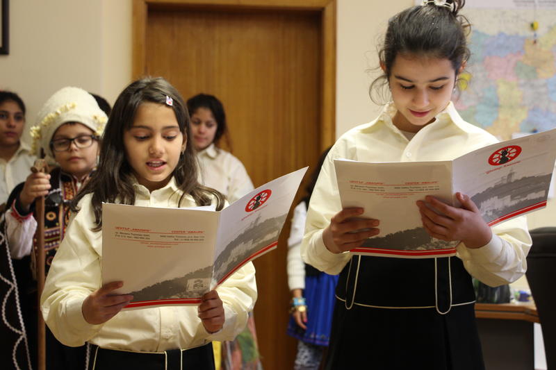 Зам.-министър Малина Крумова се срещна с ученици-сурвакарчета по случай ромския празник „Василица“ - 1