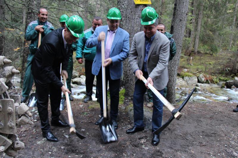 Заместник-министър Николай Нанков и кметът на Банско Георги Икономов направиха първа копка на нов довеждащ водопровод - 4
