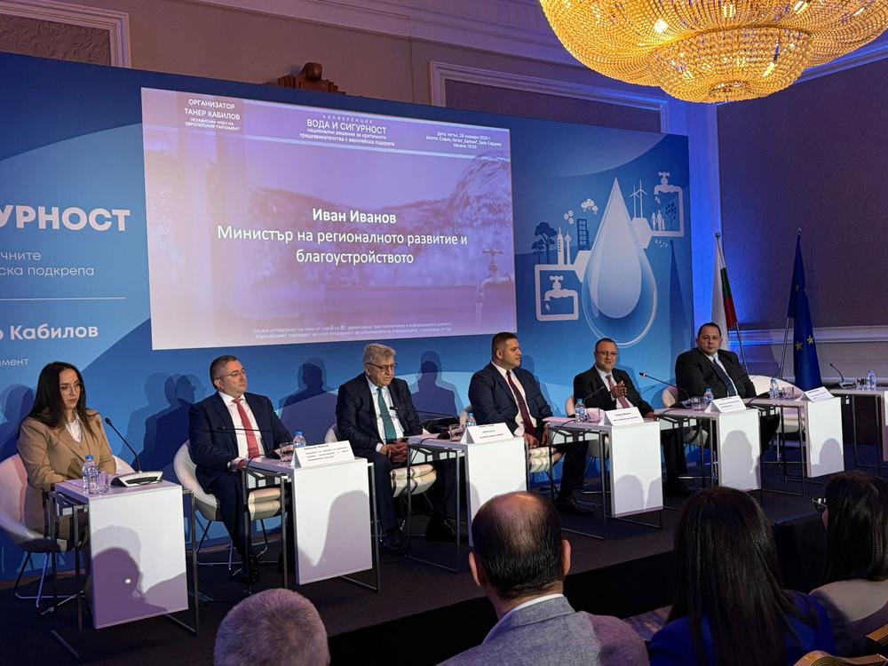 Министър Иван Иванов и председателят на регионалната комисия Николай Нанков поискаха ВиК операторите да не повишават цената на водата