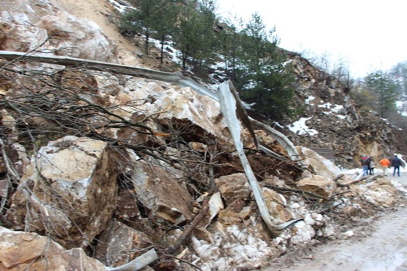  Министър Лиляна Павлова  пое лично координацията по разчистване на огромното свлачище, блокирало пътя Смолян- Асеновград - 13