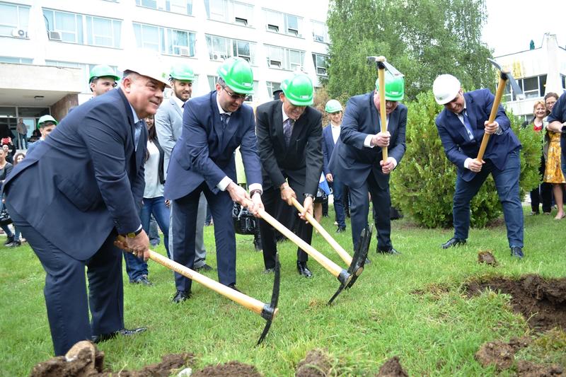 Министър Нанков направи първа копка на нов корпус на УНСС, чието строителство се съфинансира от ОП „Региони в растеж“ - 1