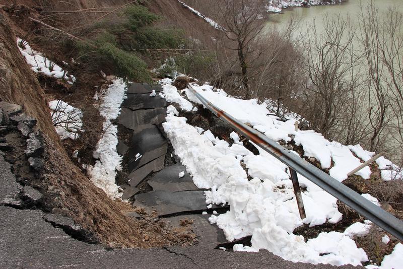 Министър Лиляна Павлова огледа свлачището на пътя за село Безводно - 1