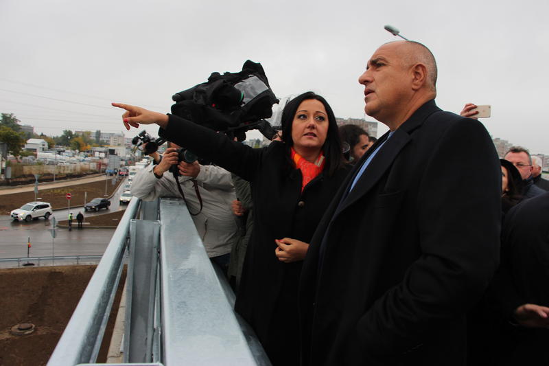 В присъствието на премиера Бойко Борисов  и министрите Лиляна Павлова и Петър Москов бе пуснато движението по Участък 1 от Западната дъга на София и новият пътен възел „Сливница“