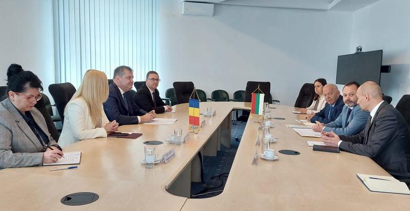 Министър Найденов обсъди свързаността, сътрудничеството и жилищната политика с министър Атила Чеке по време на посещение в Румъния