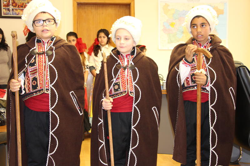 Зам.-министър Малина Крумова се срещна с ученици-сурвакарчета по случай ромския празник „Василица“ - 5