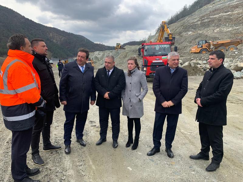 Министър Шишков: Започва укрепването на свлачището преди тунел „Железница” на АМ „Струма”