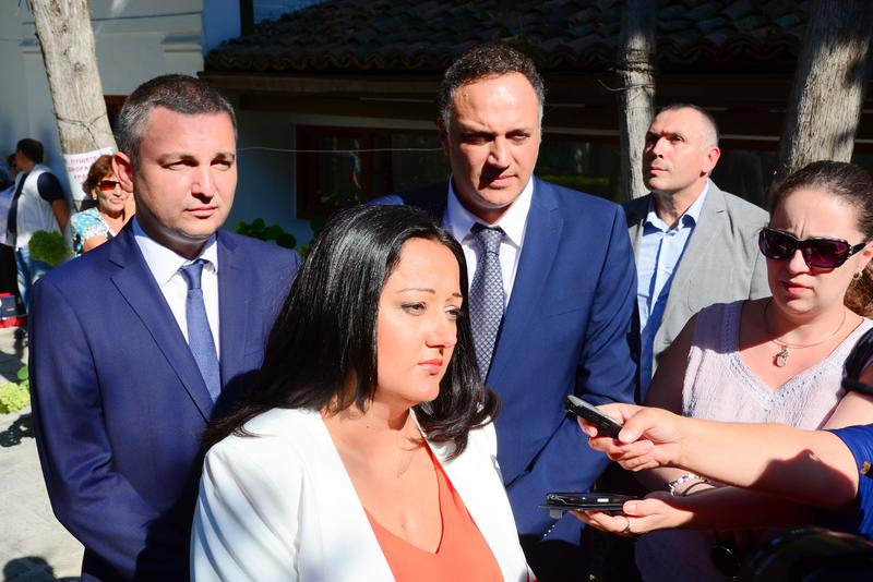  Министър Лиляна Павлова: Стартираме търг за строителството на нова отсечка от АМ „Хемус“ при Белокопитово - 13