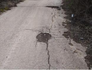 Пукнатини в асфалтовата настилка на общински път MON3137
