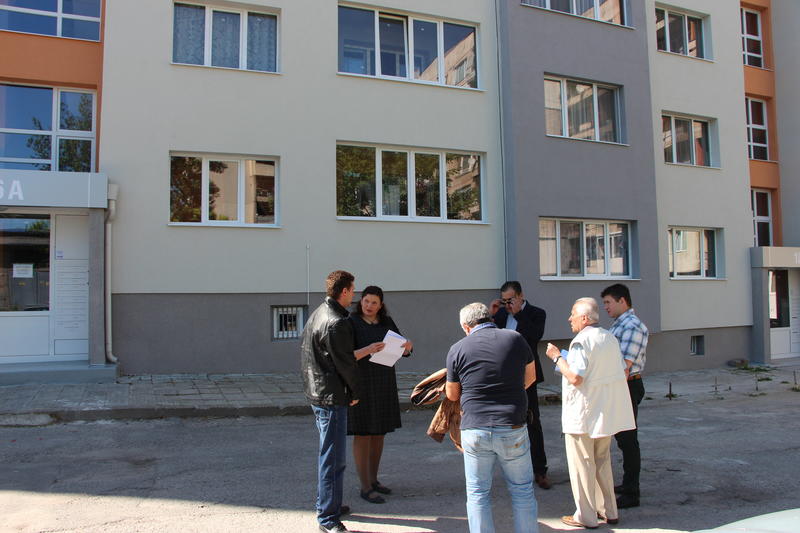 Заместник-министър Малина Крумова провери изпълнението на обновителните дейности по програмата за саниране по сгради в Перник и Бобов дол - 3