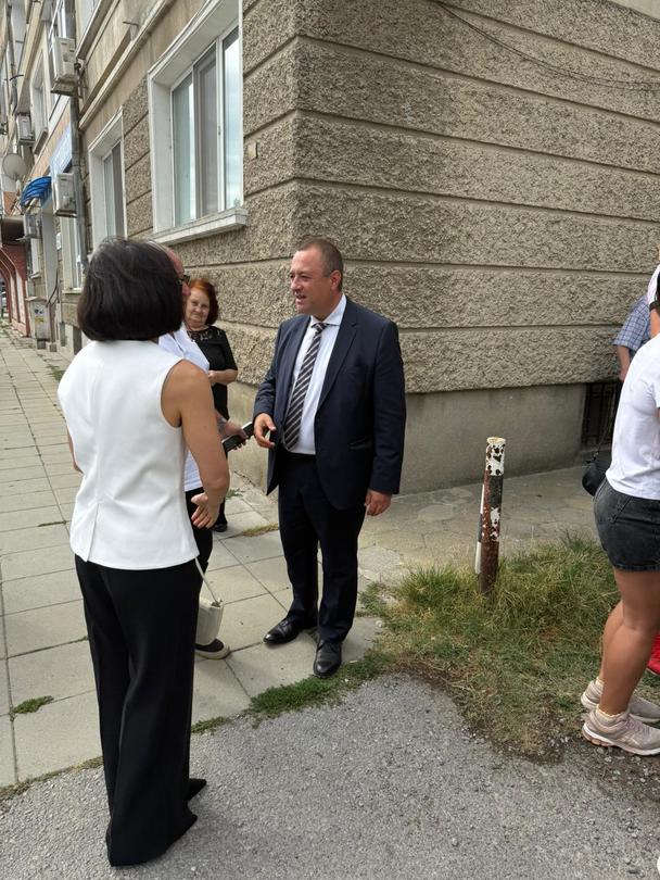 Minister Ivanov and Deputy Prime Minister Zafirov launched the renovation of buildings in Shumen - 5