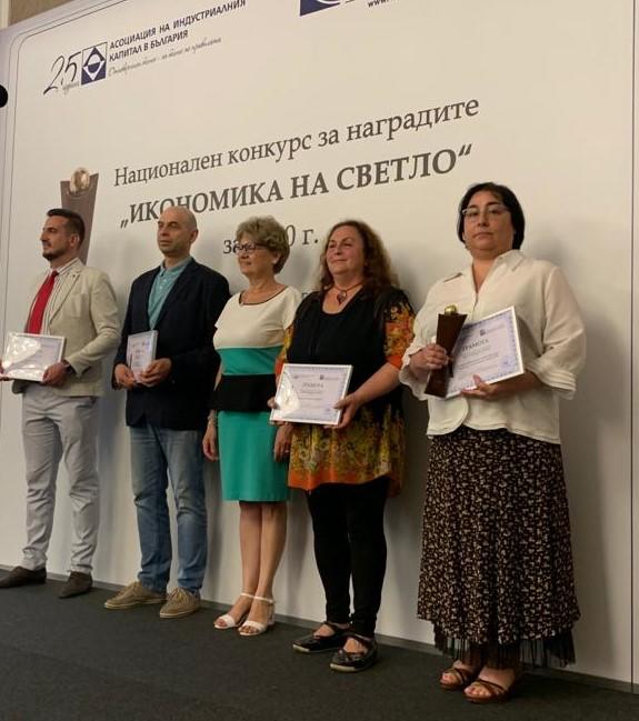 Министър Комитова и наградените журналисти