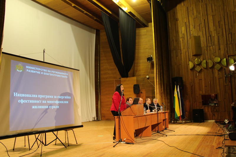 Лиляна Павлова в Ямбол: Декларациите за участие в санирането не трябва да са нотариално заверени