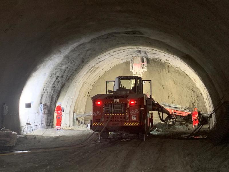 Министър Петя Аврамова инспектира изграждането на най-дългия пътен тунел в България (видео) - 3
