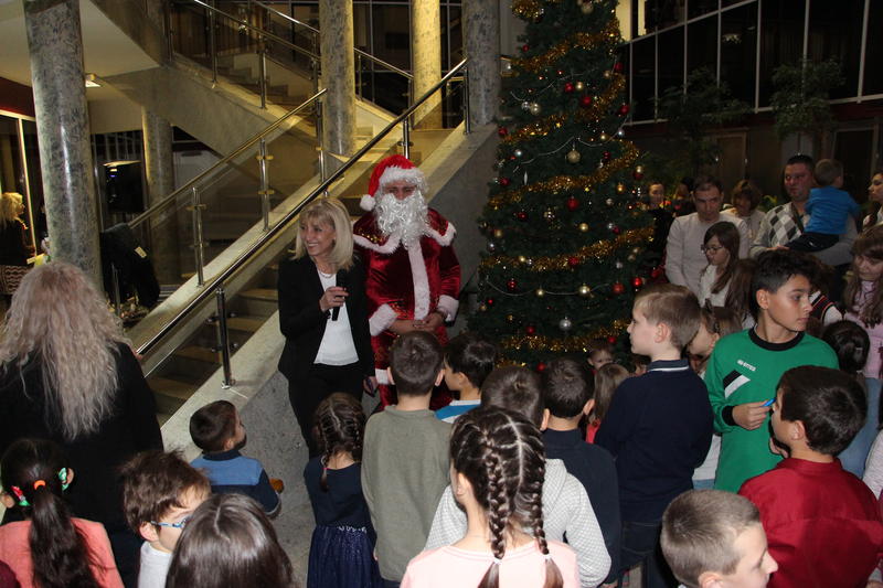 Министър Петя Аврамова поздрави деца на служители на МРРБ за предстоящите коледни празници