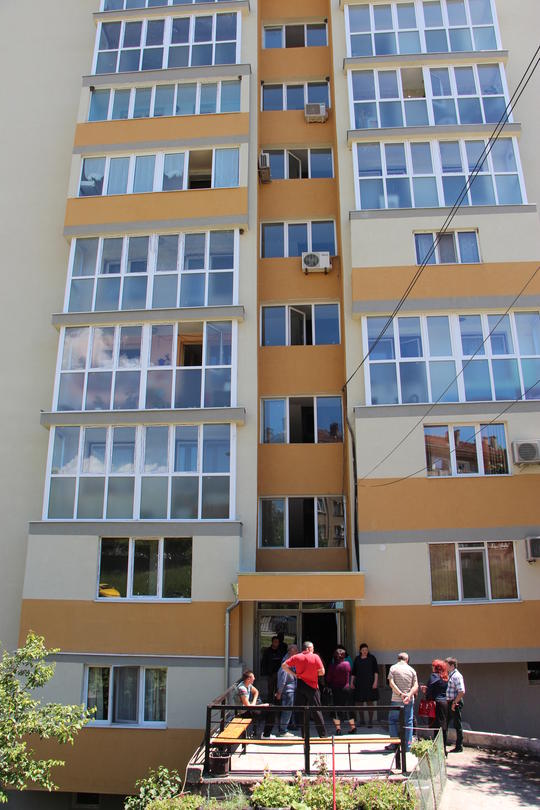 Заместник-министър Малина Крумова провери изпълнението на обновителните дейности по програмата за саниране по сгради в Перник и Бобов дол - 4