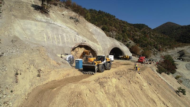 Министър Петя Аврамова и председателят на АПИ Георги Терзийски ще проверят напредъка при изграждането на тунел „Железница“ на АМ „Струма“ (видео)