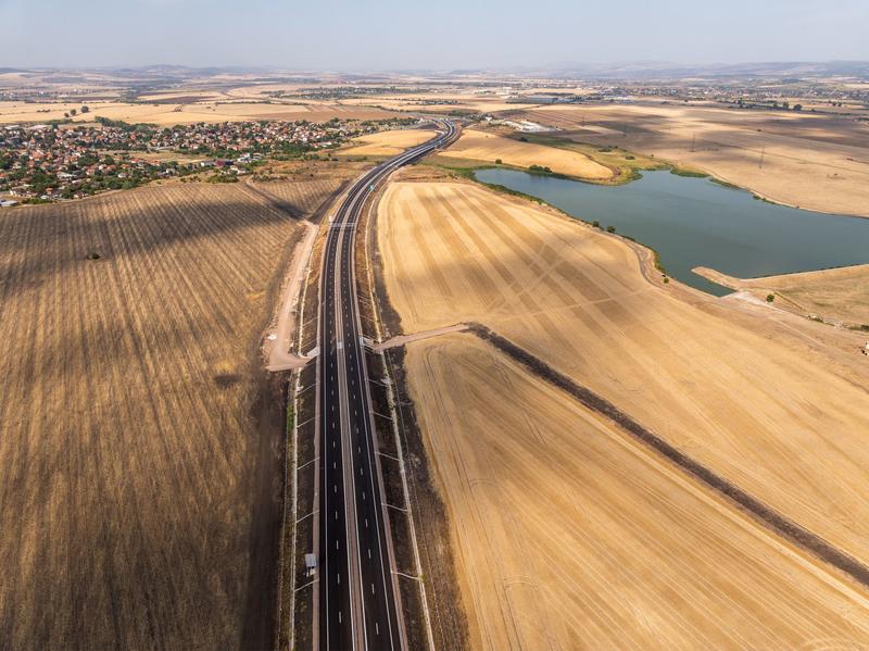 Министър Иванов връчи на премиера Желязков разрешението за ползване на последния участък от АМ „Европа“
