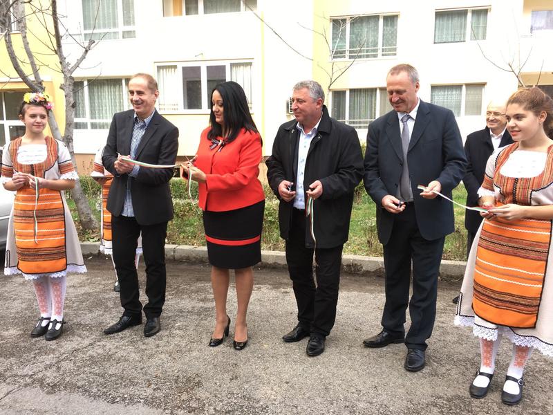  Министър Лиляна Павлова откри четири санирани блока в Кюстендил - 5