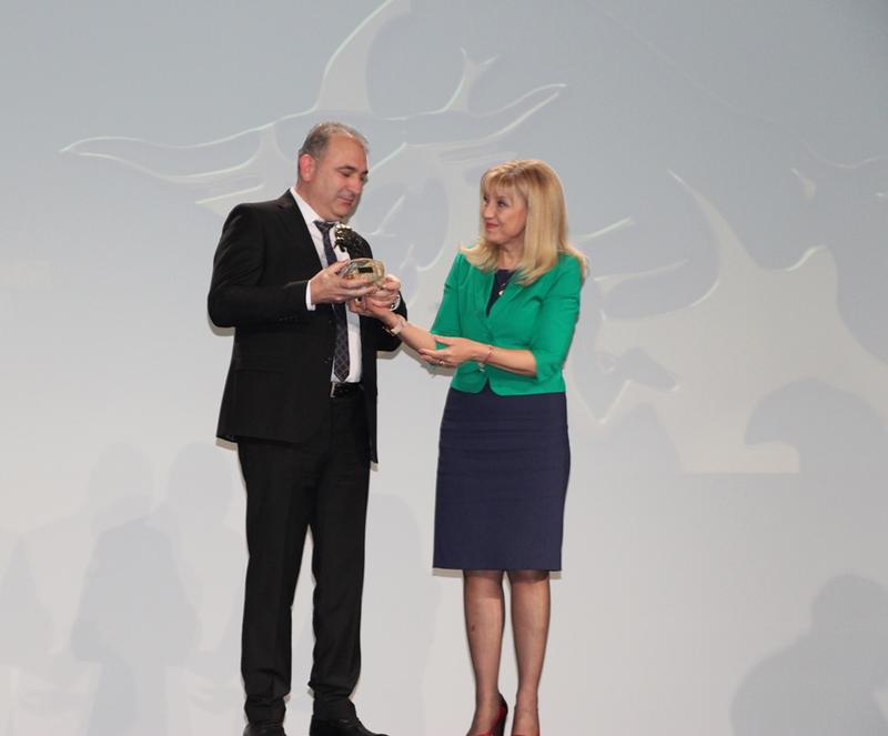 Министър Аврамова награди Кока-Кола за разширяване на бизнеса им в България  в рамките на конкурса „Инвеститор на годината“ 2019 - 1