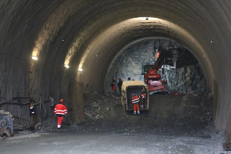 Министър Петя Аврамова и председателят на АПИ Георги Терзийски ще проверят напредъка при изграждането на тунел „Железница“ на АМ „Струма“ (видео) - 6