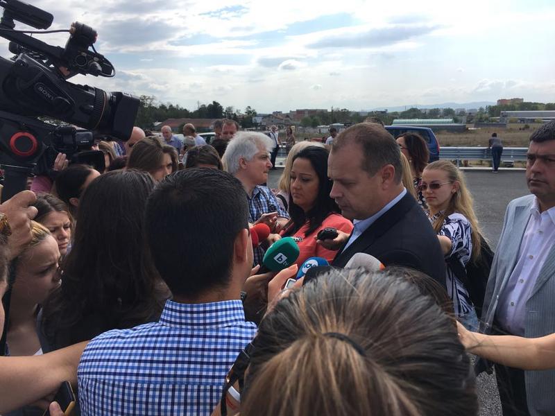 Министър Лиляна Павлова: От днес се пуска за движение двупосочно в едното платно участък 2 от Западната дъга на Софийския околовръстен път - 8