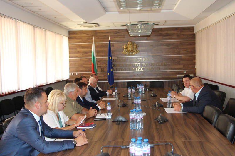 Министър Шишков се ангажира да съдейства за решаване на проблема с водната криза в Свищовско