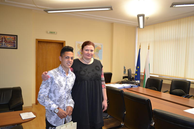 Заместник-министър Крумова дискутира необходимостта от образование с ученик от седми клас - 1