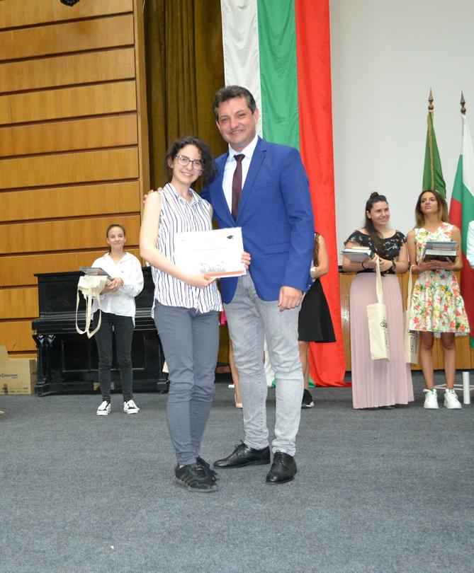 Заместник-министър Аспарухов връчи дипломи на завършили с отличие зрелостници - 1