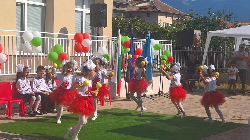 Министър Нанков откри ремонтирана с над 290 хил. лв. по програмата за сътрудничество с Македония детска градина в с. Дамяница, община Сандански - 4