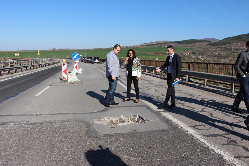 Министър Павлова: В понеделник стартира ремонтът на първите участъци от магистралите „Тракия“ и „Хемус“ - 1