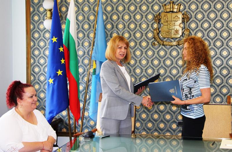 Кметът Йорданка Фандъкова и зам.-министър Деница Николова подписаха договор за реконструкция на сграда за кризисен център в София - 2