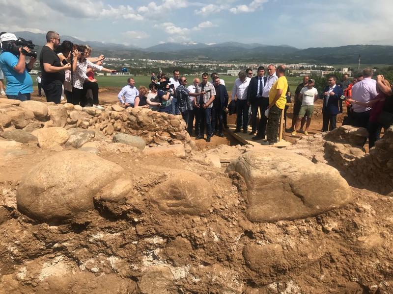 Министър-председателят Бойко Борисов разпореди спиране на строежа на автомагистрала „Струма” в района на разкопките на лот 3.1 до намиране на общоприет вариант на трасето - 2