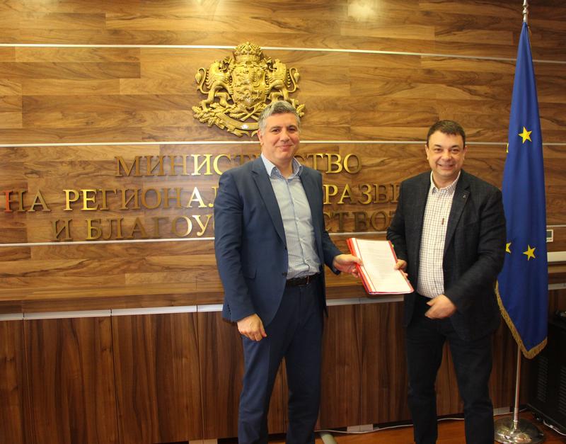 Министър Цеков подписа 723 споразумения със 191 общини за финансиране на общински проекти - 8