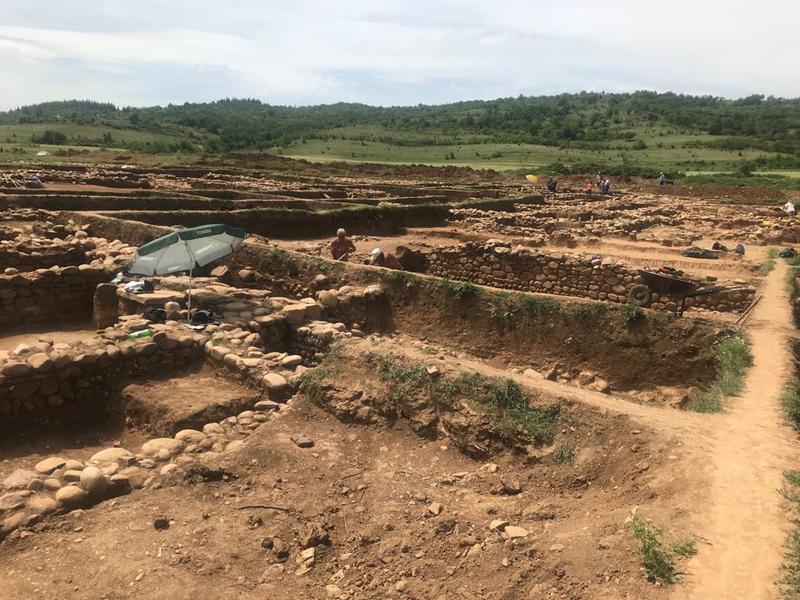 Министър-председателят Бойко Борисов разпореди спиране на строежа на автомагистрала „Струма” в района на разкопките на лот 3.1 до намиране на общоприет вариант на трасето - 3