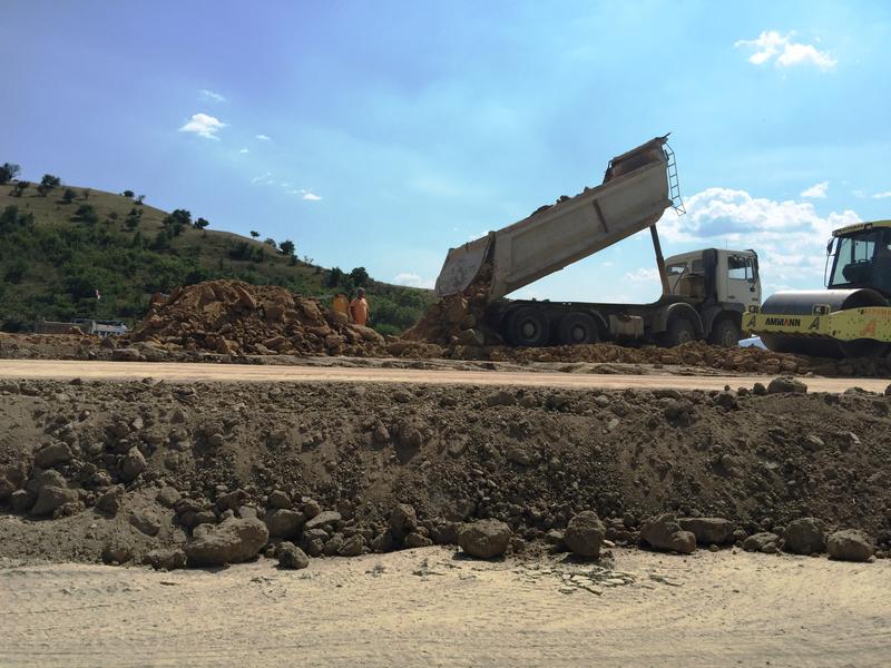  Министър Лиляна Павлова: С пускането трикилометровия участък на АМ „Струма“ се спестяват десетките обходи по пътя към Гърция  - 3