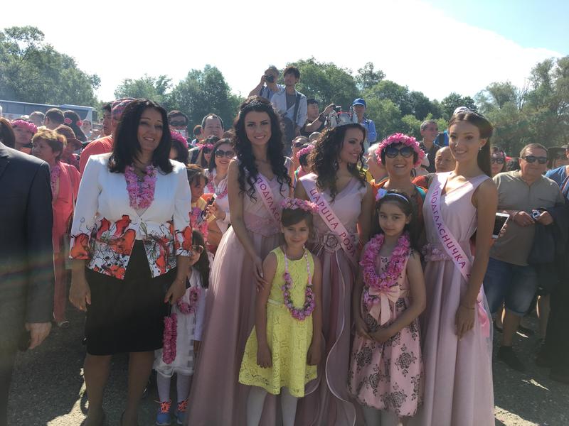  Министър Лиляна Павлова се включи в ритуала „розобер“ в розовите полетата край Казанлък  - 7