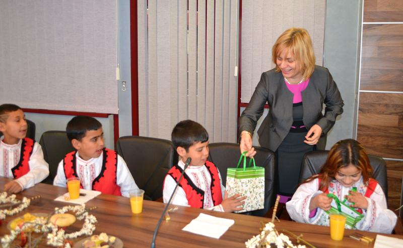 Сурвакари поздравиха министър Терзиева по повод ромската Нова година