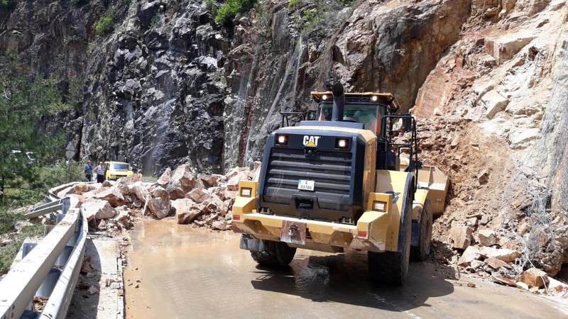 Работи се за възстановяване на движението по път II-86 Асеновград - Смолян. Около 600 тона е падналата скална маса - 1