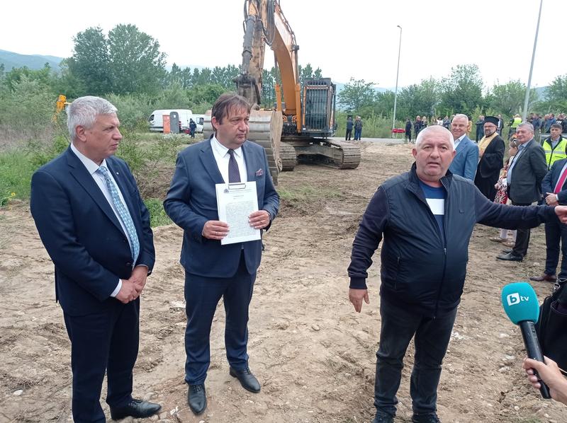 Министър Шишков: Доизграждането на пътен възел „Кресна“ не предопределя трасето на АМ „Струма“, но прави процеса по завършването ѝ необратим - 7