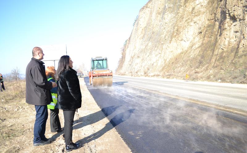 Министър Павлова и екип от експерти търсят решение на пътния проблем при Мурсалево - 1