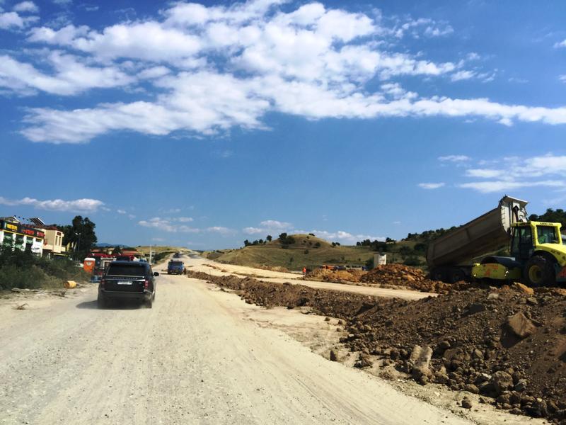  Министър Лиляна Павлова: С пускането трикилометровия участък на АМ „Струма“ се спестяват десетките обходи по пътя към Гърция  - 1