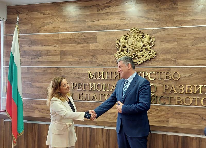 Министър Андрей Цеков и Н. Пр. Джузепина Дзара обсъдиха сътрудничество за качествено строителство - 1