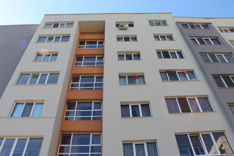 Заместник-министър Малина Крумова провери изпълнението на обновителните дейности по програмата за саниране по сгради в Перник и Бобов дол - 1