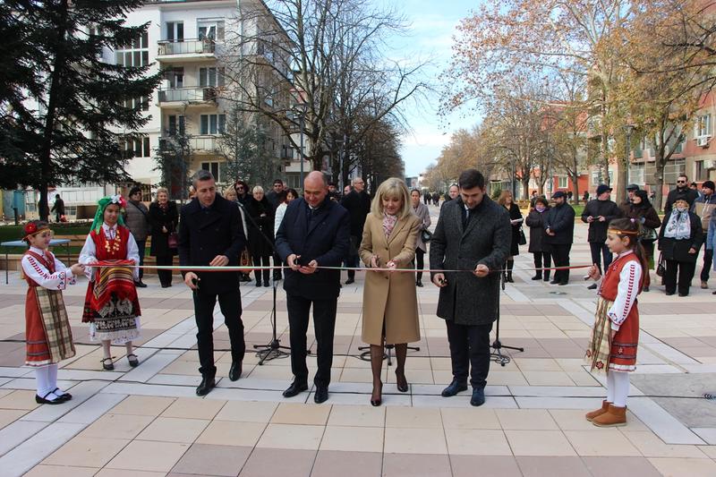 Министър Аврамова откри обновени със средства от ОПРР 2014-2020 градски пространства в Ямбол