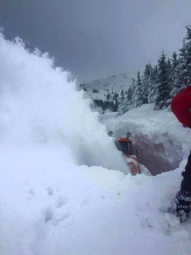 Роторни снегорини пробиват път в Родопите и Рила  (снимки) - 1