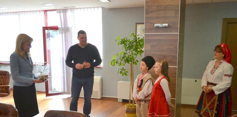 Ученици от Оряхово поздравиха Министерството на регионалното развитие за 1 март - 1
